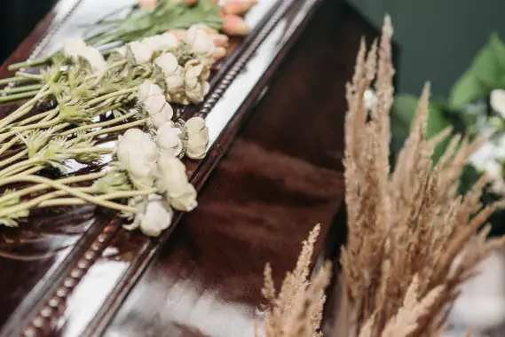 Flores blancas y ataud de madera