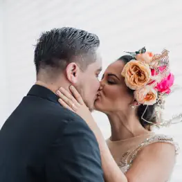 Pareja celebrando su boda