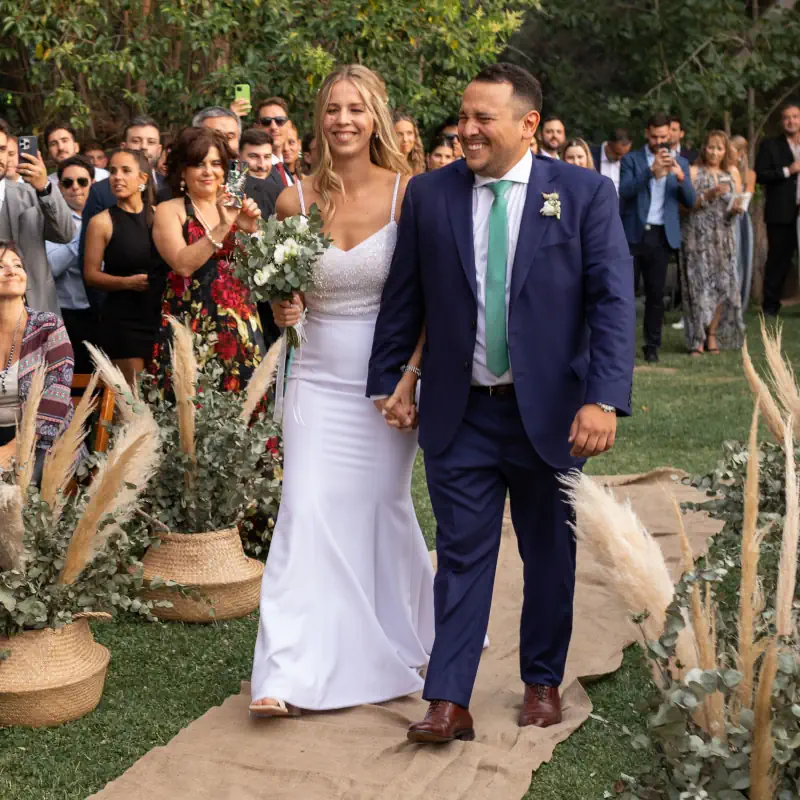 Pareja de novios celebrando su boda humanista al aire libre