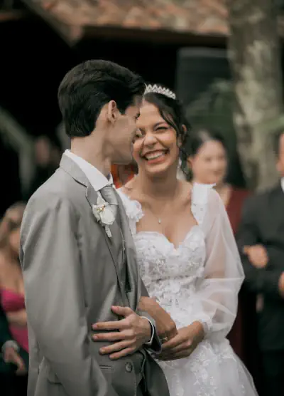 Pareja de novios abrazados durante su boda humanista