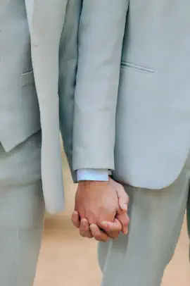 Pareja tomándose de las manos en ceremonia laica