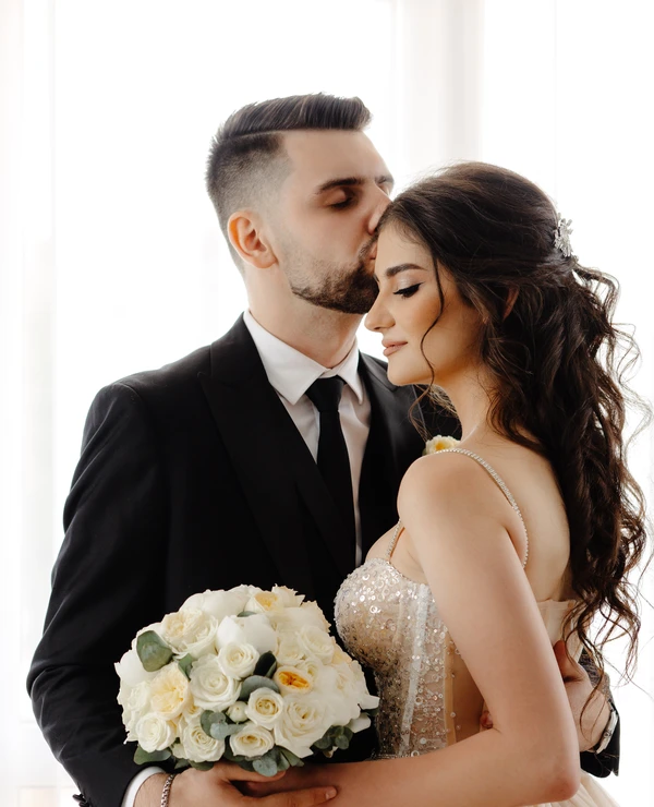Pareja de novios besándose en boda humanista