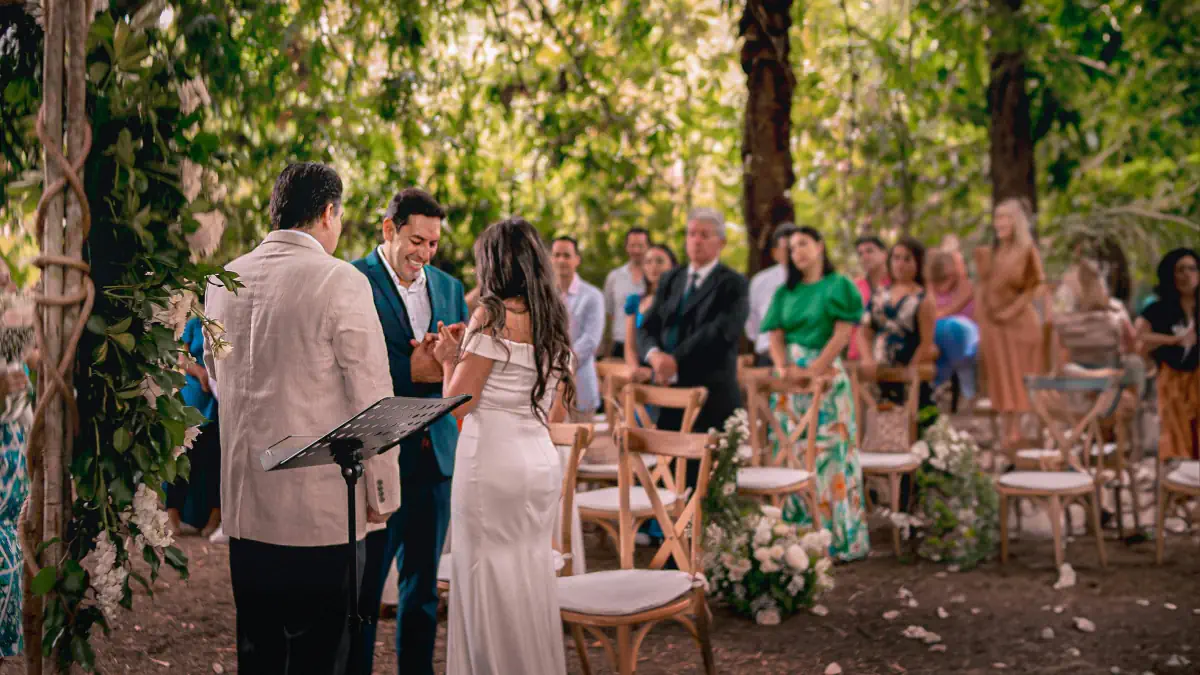 Celebrante oficiando una ceremonia humanista al aire libre en Perú