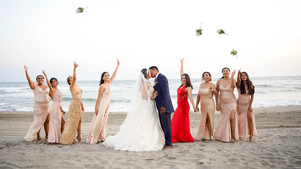 Ceremonia de matrimonio laica celebrada en la arena al atardecer frente al mar