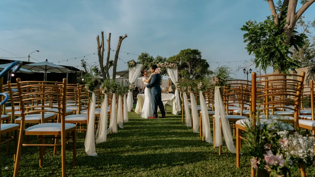 Pareja feliz intercambiando miradas durante su ceremonia civil original al aire libre en Lima