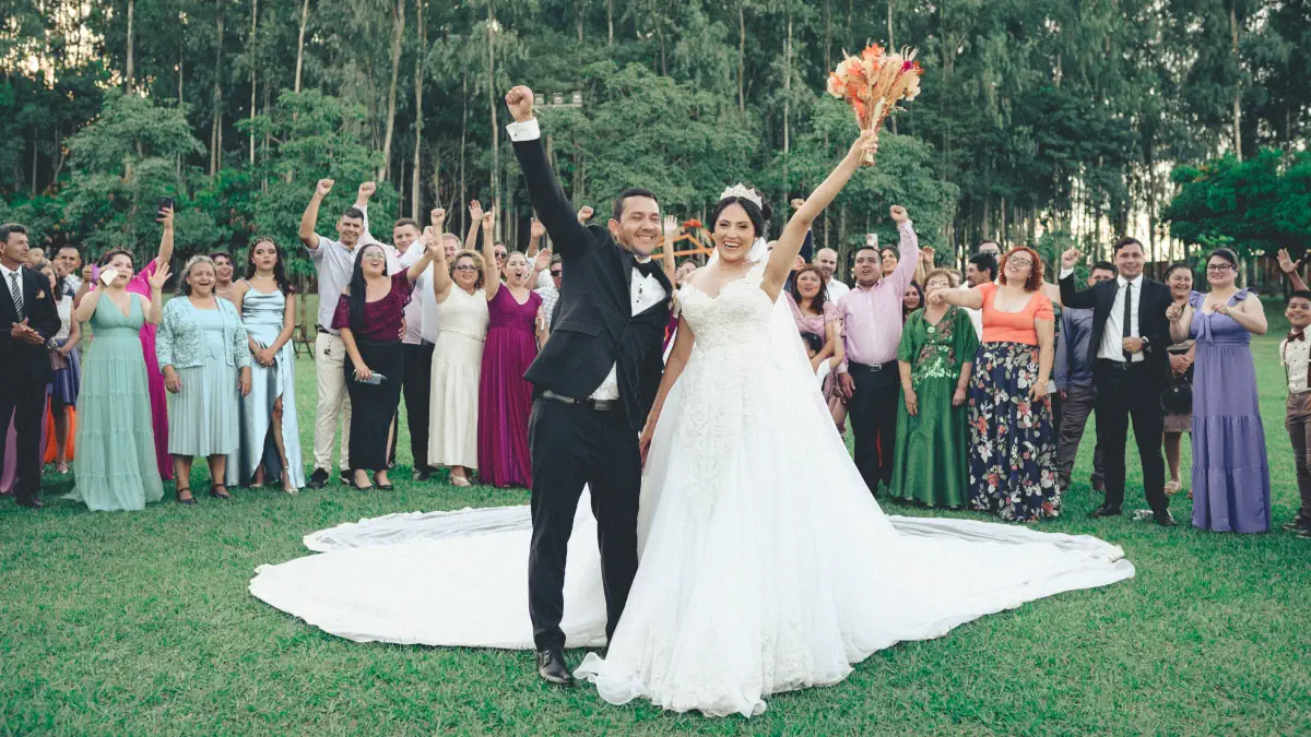 Pareja feliz de diferente origen estrechando manos en una ceremonia laica